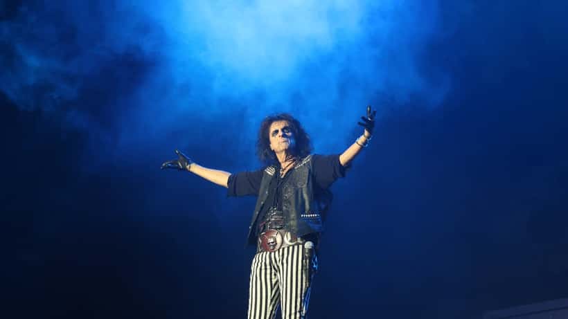 Alice Cooper en concert sur scène en 2016, avec maquillage théâtral et costume noir