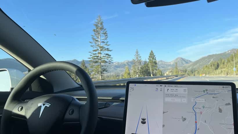 Tesla Autopilot activé sur autoroute américaine, tableau de bord numérique visible