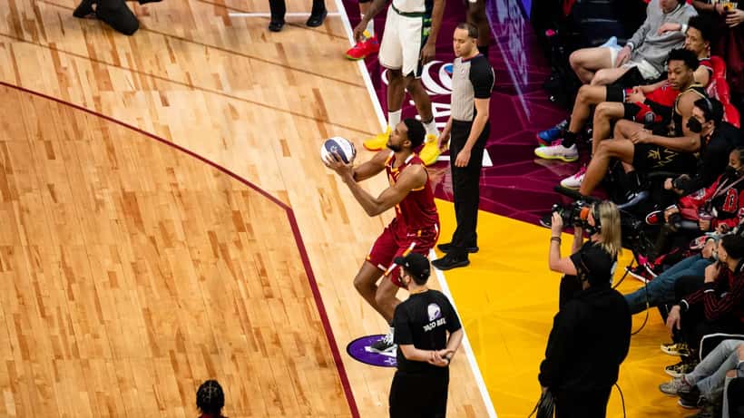 Evan Mobley, pivot des Cleveland Cavaliers, en action lors des playoffs NBA 2026