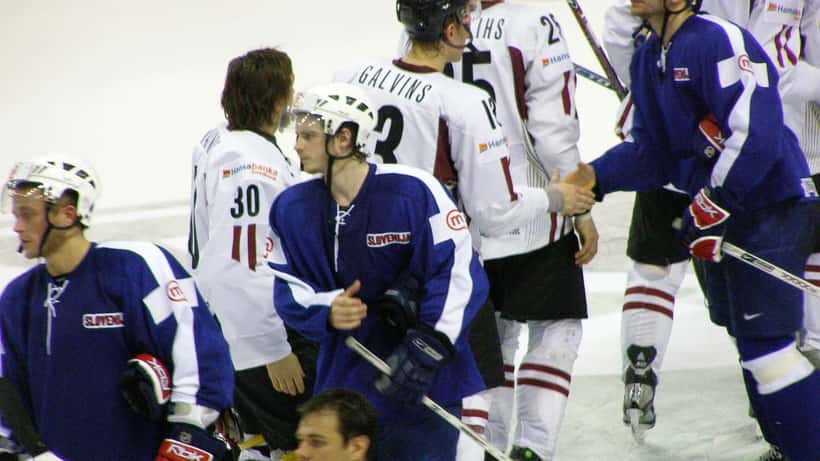 Match de hockey sur glace au Championnat mondial IIHF, joueurs en action