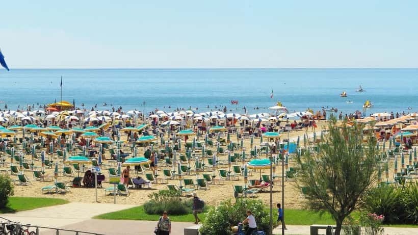 Stabilimento balneare a Bibione con ombrelloni colorati e mare estivo in Italia