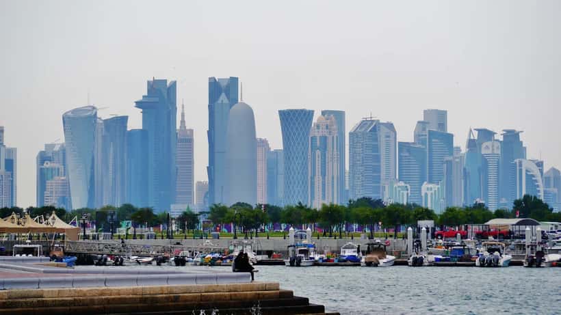 Panorama der Doha Corniche Skyline in Katar bei Tageslicht