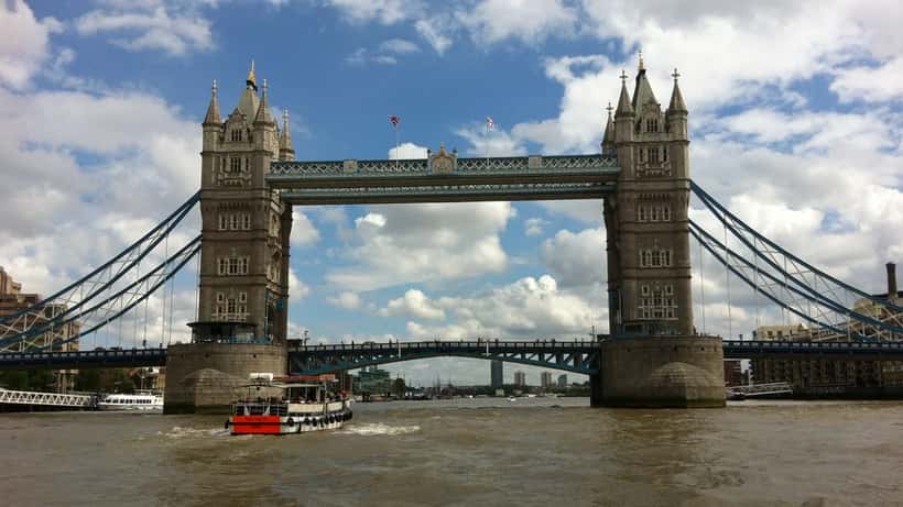 Tower Bridge de Londres bajo el cielo despejado durante la ola de calor de mayo 2026