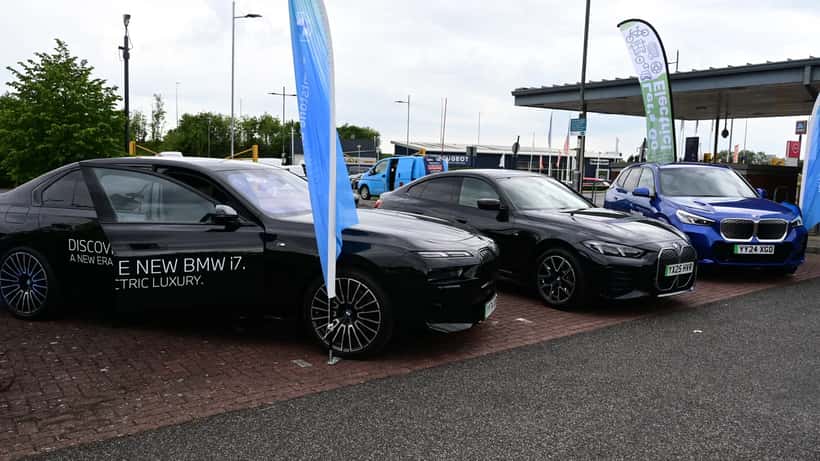 BMW i5 und i7 Elektrofahrzeuge auf einem Parkplatz in England