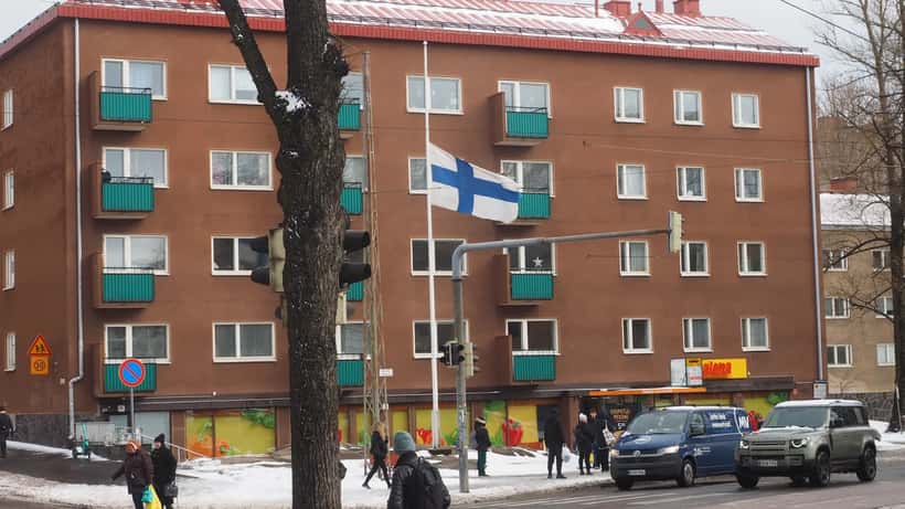 Suomen lippu puolitangossa suruliputuksessa Mäkelänkadulla Helsingissä