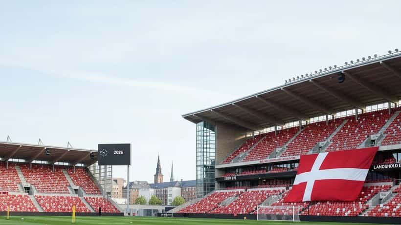 Ung dansk fodboldspiller bruger åndedrætsteknik i omklædningsrum inden vigtig kamp