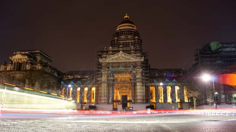 Palais de Justice domstolsbyggnad symboliserar rättvisa och brottsoffers rätt till upprättelse