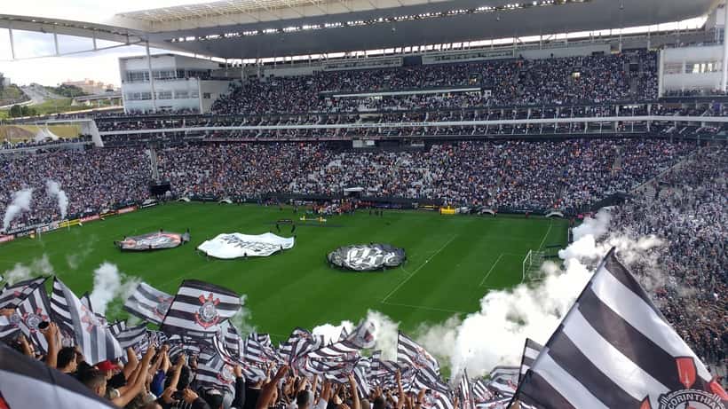 Estádio brasileiro com torcida durante final do Paulistão — apostas esportivas e regulamentação das bets em 2026