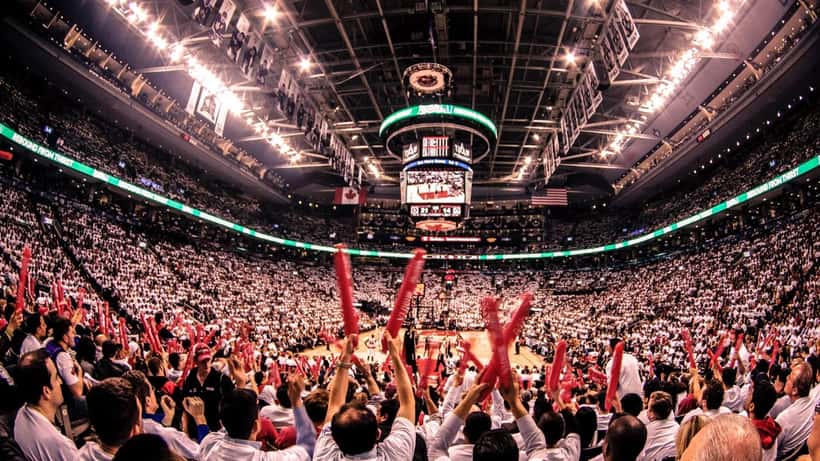 Fanáticos de la NBA en las gradas de un estadio durante los playoffs