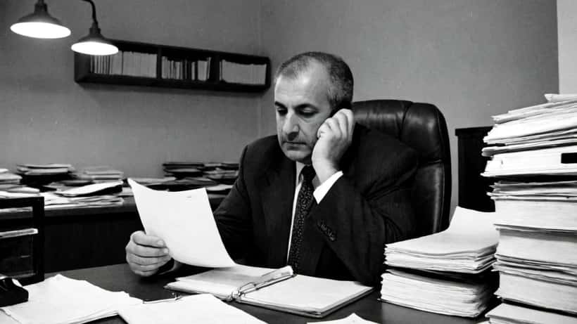 Avvocato penalista esamina un fascicolo di procedimento penale in uno studio legale italiano
