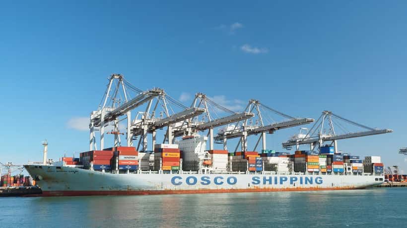 COSCO Shipping fraktfartyg vid Rotterdams hamn, symbol för kinesisk handel med Europa