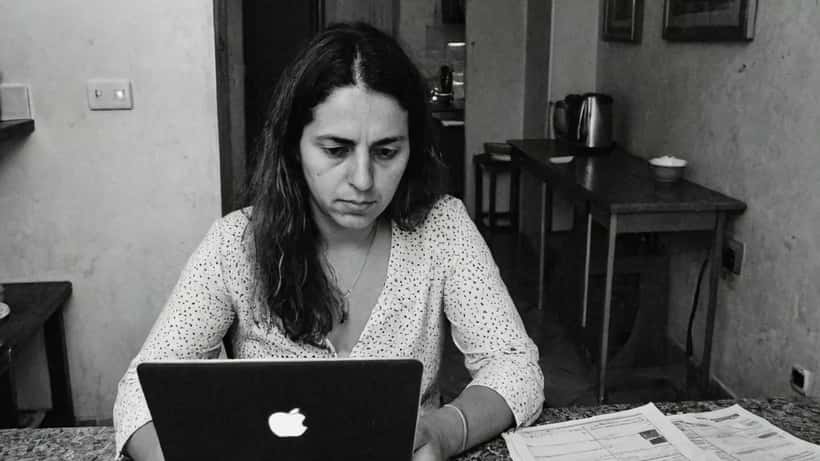 Mulher portuguesa preocupada a verificar cobrança indevida de subscrição de streaming no telemóvel