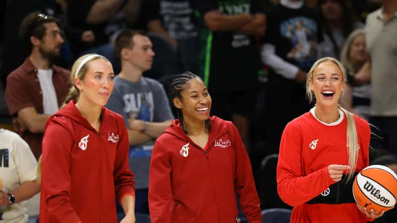 Sophie Cunningham tillsammans med Lexie Hull och Tyasha Harris på basketplan