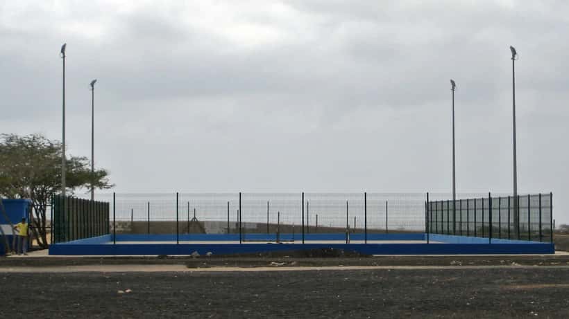Voetbalveld in Kaapverdië, een van de kleinste WK-deelnemers van 2026