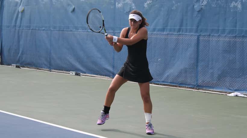 Bianca Andreescu durante un partido de tenis en torneo WTA