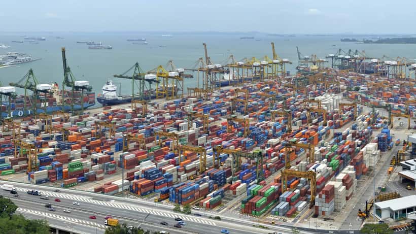 Terminal à conteneurs Keppel à Singapour avec porte-conteneurs et grues portuaires