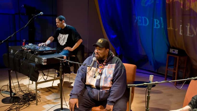 Afrika Bambaataa uppträder på scen, fotograferad 2009