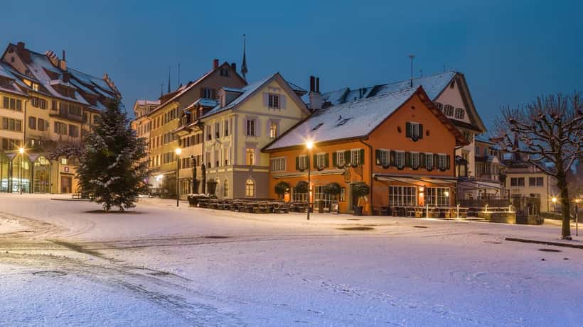 Vue panoramique de Zug, capitale de la Crypto Valley suisse, avec ses bâtiments historiques et le lac en arrière-plan