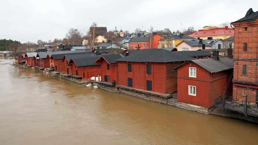 Porvoon vanhan kaupungin joenranta, punaiset perinteiset rantarakennukset Porvoonjoen varrella