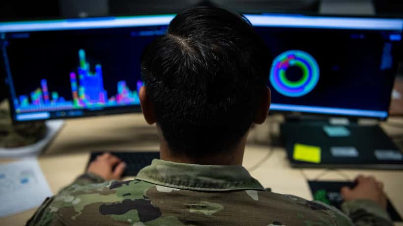 Opérateur informatique surveillant un réseau, illustration de la cybersécurité