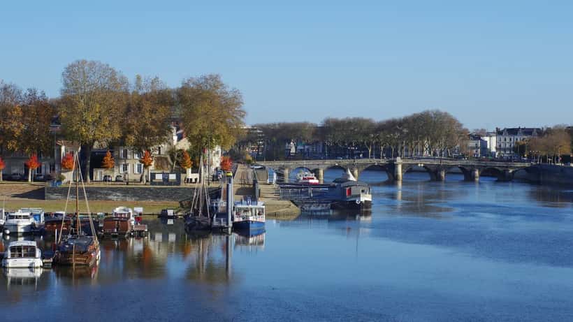 Vue aérienne d'inondations en Maine-et-Loire, France, maisons partiellement submergées