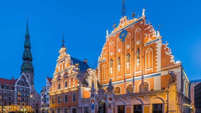 Svarthodemannen og St. Peters kirketårn i Riga, Latvia