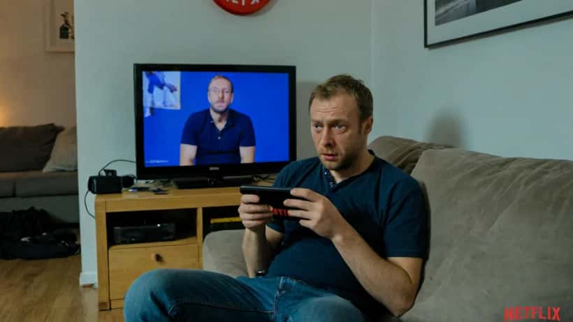Nederlander kijkt gefrustreerd naar Netflix met buffering tijdens bokswedstrijd