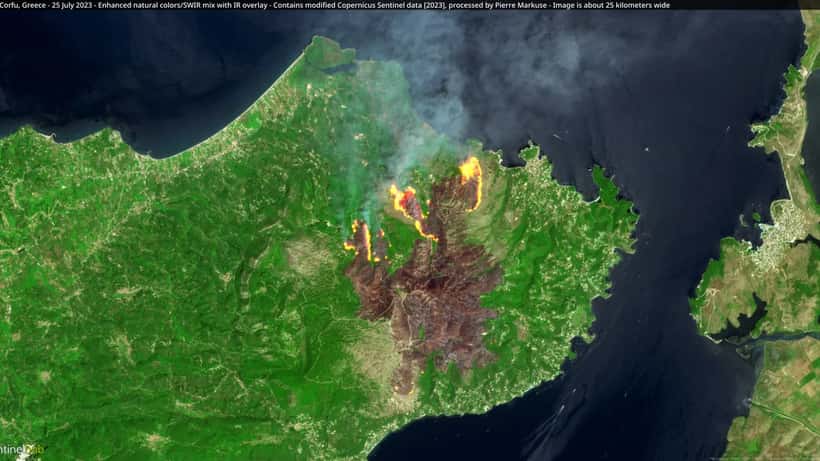 Waldbrand auf einer griechischen Insel aus der Vogelperspektive, Rauch über dem Mittelmeer