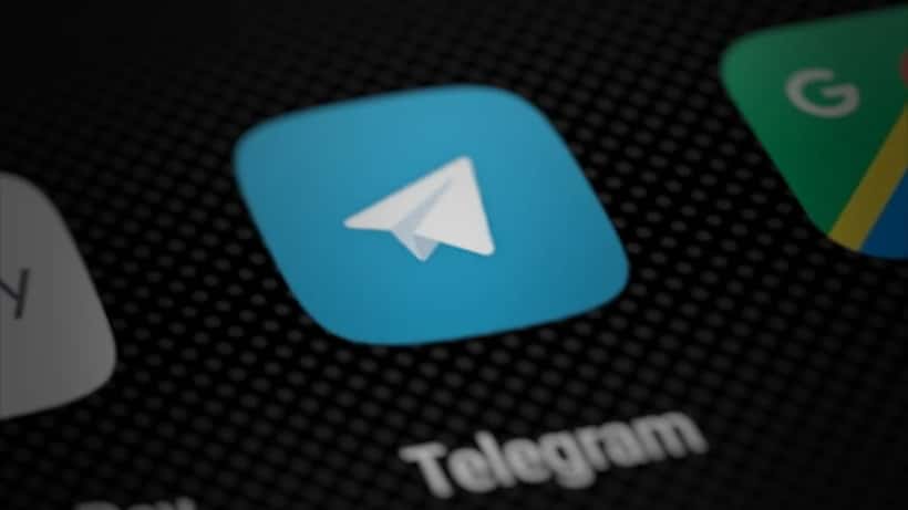 Icona dell'app Telegram su schermo smartphone, compliance AI Act privacy 2026