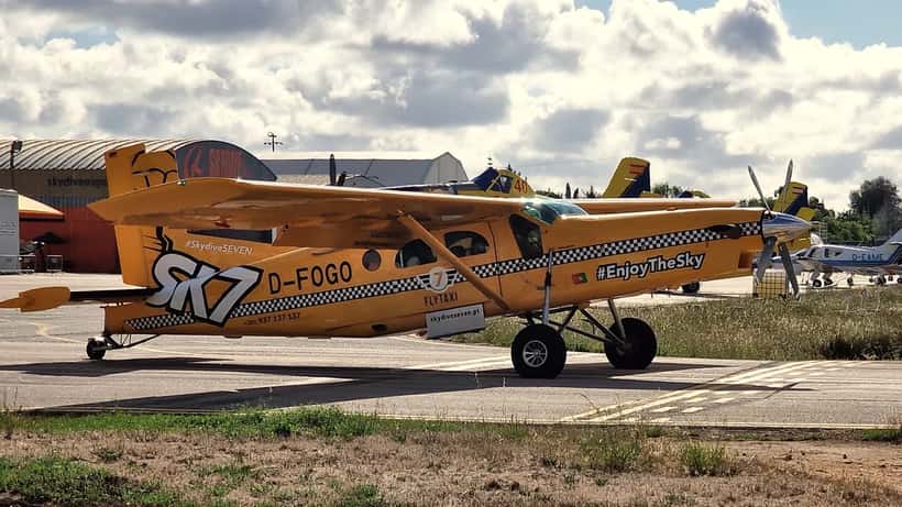Pilatus PC-6 Turbo Porter Kleinflugzeug auf einem Flugplatz – gleicher Typ wie der bei Nancy abgestürzte Maschine