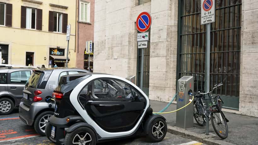 Auto elettrica al parcheggio di ricarica EV a Roma, Italia