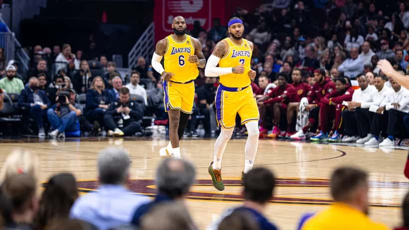 LeBron James in maglia Lakers durante una partita NBA