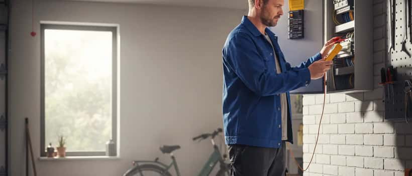 Elektricien inspecteert een elektrische installatie in een bijgebouw