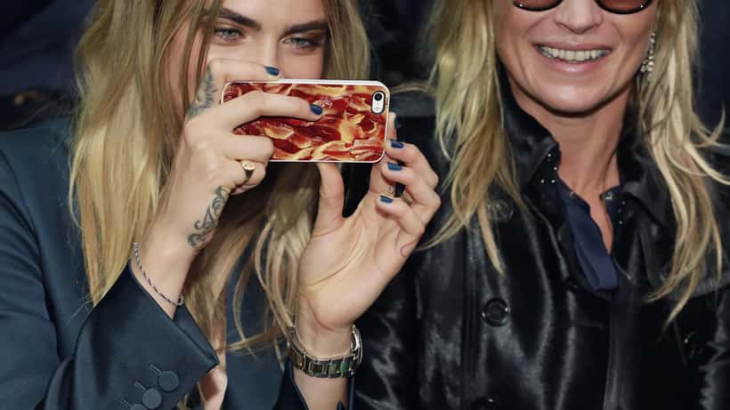 Kate Moss tillsammans med Cara Delevingne — supermodellens bildanvändning väcker rättsfrågor 2026