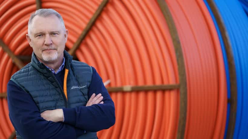 Técnico instalando cabos de fibra ótica em zona residencial de Portugal, abril 2026