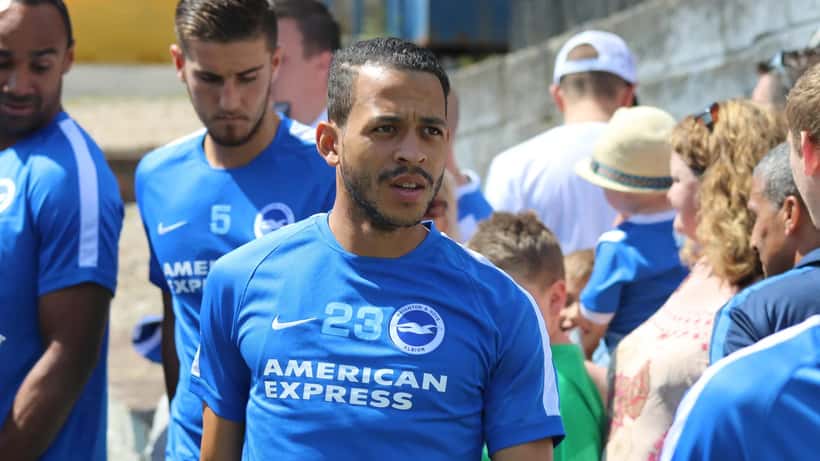 Fotballtrener på sidelinjen med alvorlig blikk under kamp