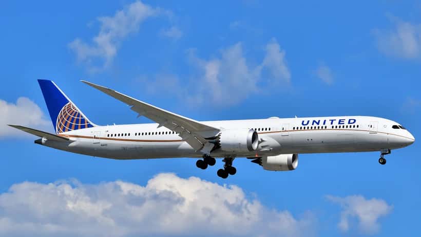 United Airlines Boeing 787 approaching Newark Liberty International Airport during major construction phase 2026