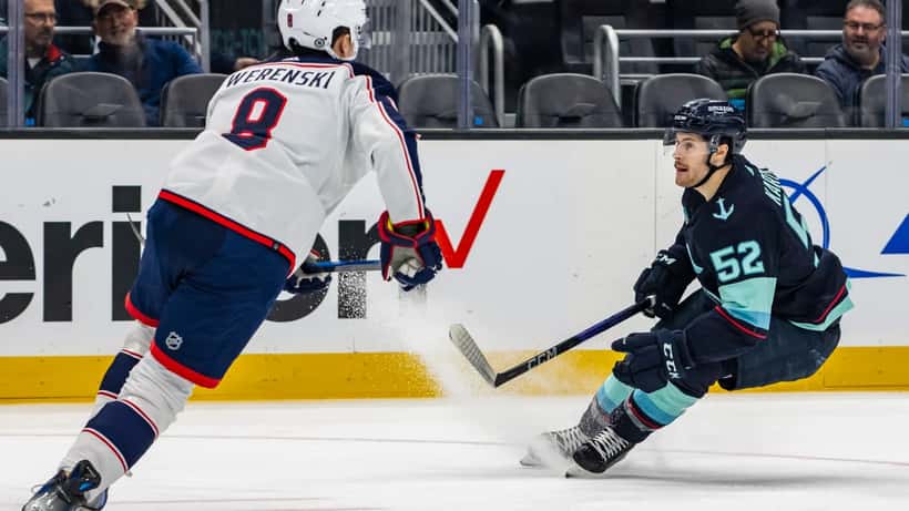 Zach Werenski des Columbus Blue Jackets en action contre les Seattle Kraken, janvier 2024