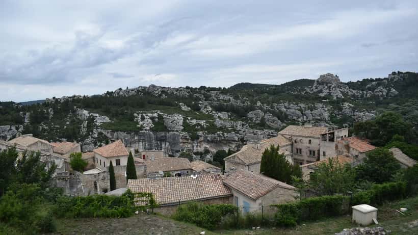 Blick auf das provenzalische Dorf Les Baux-de-Provence mit Steinbauten und historischer Burganlage