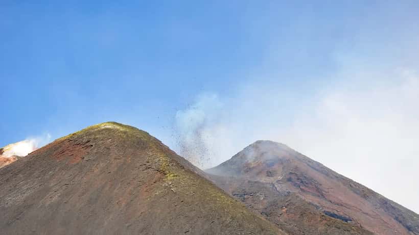 Éruption de l'Etna en Sicile, nuage de cendres au-dessus du volcan, aéroport de Catane affecté