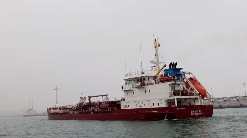 Moderne tankskib i havn – eksempel på det fartøj der spores via MarineTraffic i danske farvande