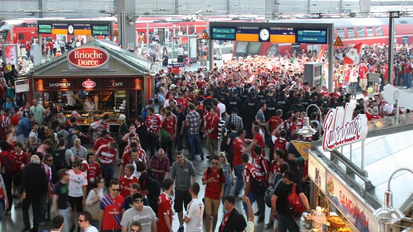Champions League Bayern München-fans bij het Hauptbahnhof München voor een Europese wedstrijd