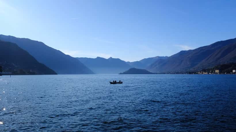 Panoramisch uitzicht over het Comomeer in Italië met berglandschap