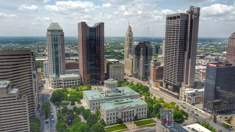 Vista aérea del Capitol Square y el edificio del Capitolio del Estado de Ohio en Columbus