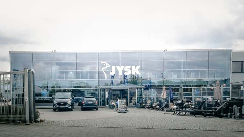 Jysk-butik med skylt över ingången