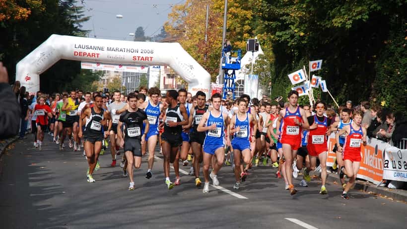 Coureurs du Marathon de Lausanne en pleine course sur le parcours au bord du Lac Léman