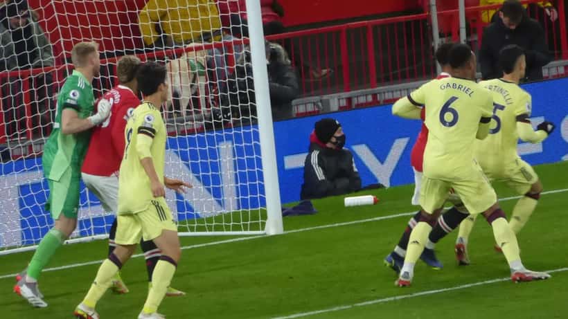 Gabriel Magalhães, defesa central do Arsenal, em ação num jogo da Premier League