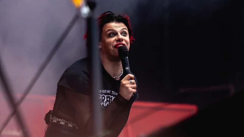 Yungblud esiintyy Reading Festivalilla yleisön edessä