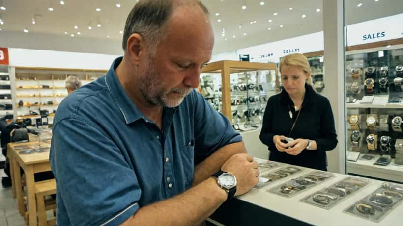 Dansk forbruger undersøger et Fossil-ur i en urbutik i København