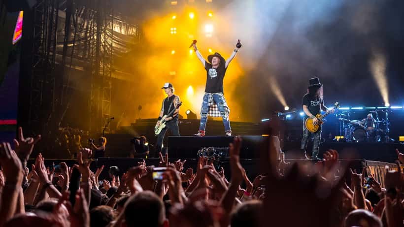 Show do Guns N' Roses com multidão e palco iluminado